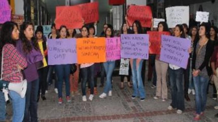 Mersin Kadın Platformu &Uuml;yeleri Kadın Cinayetlerini Protesto Etti