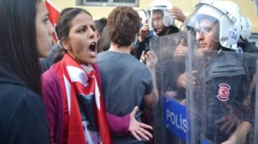 Taksim'de G&ouml;steri Yapmak İsteyen Gruba İzin Verilmedi