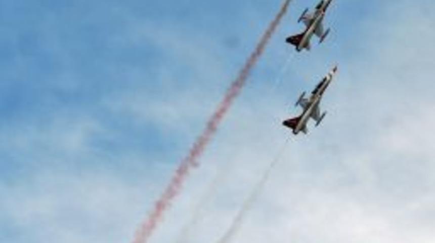 T&uuml;rk Yıldızları'nın G&ouml;sterisi Nefes Kesti