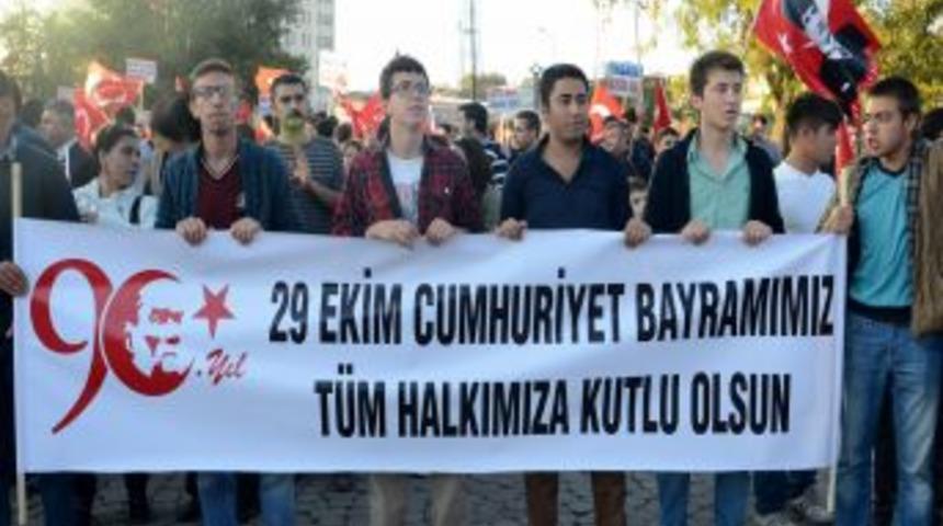 CHP Gen&ccedil;lik Kolları Cumhuriyet Y&uuml;r&uuml;y&uuml;ş&uuml; D&uuml;zenledi