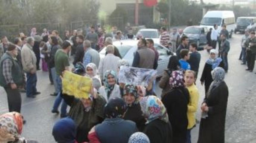 Kadınlar İsli &Ccedil;amaşırlarıyla Yol Kapattı