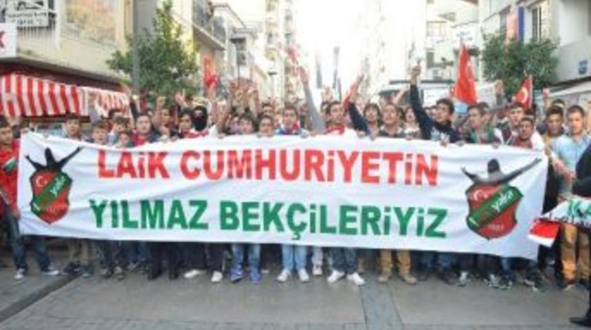 İzmir'de Onbinler Andımız'ı Okudu