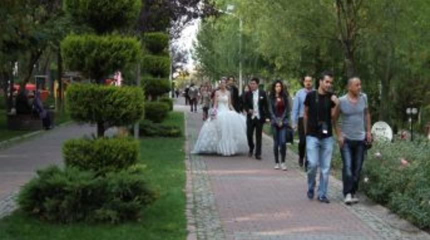 G&uuml;neşli Havayı Fırsat Bilen Denizlililer Parklara Akın Etti