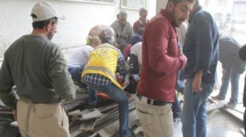 İnşaatın 3. Katından D&uuml;şen Usta Yaralandı