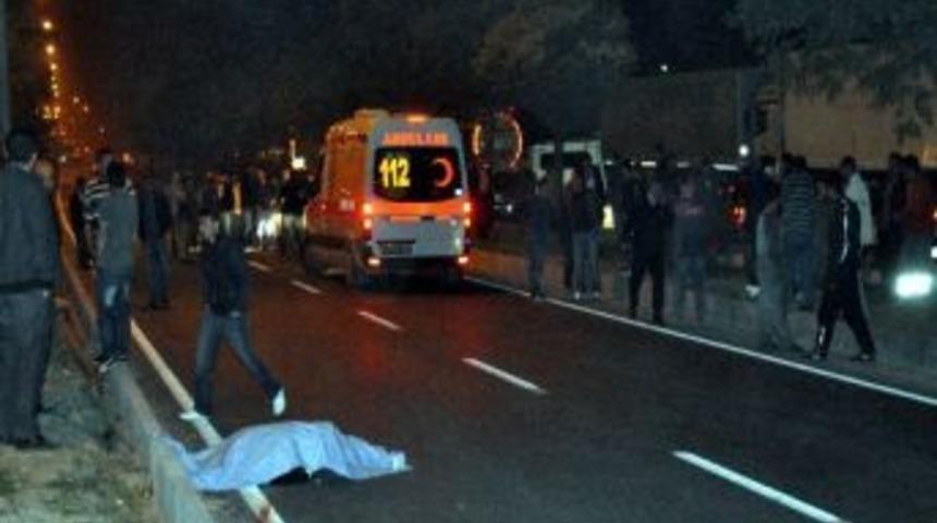 Otomobilin &Ccedil;arptığı Bisikletli &Ouml;ld&uuml;