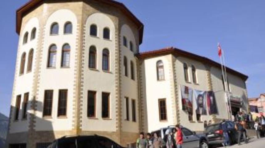 Vali &Ccedil;omaktekin: Cami Ve Cemevi Aynı Anlama Gelir