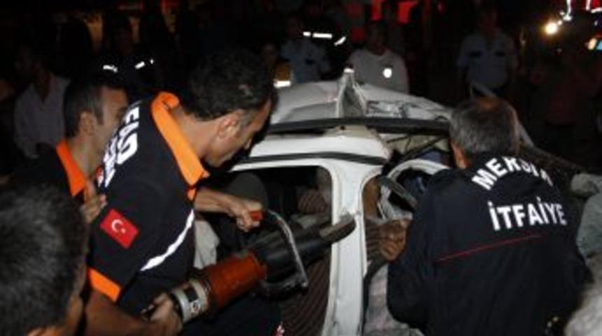 Mersin&rsquo;de otomobil elektrik direğine &ccedil;arptı: 2 &ouml;l&uuml;