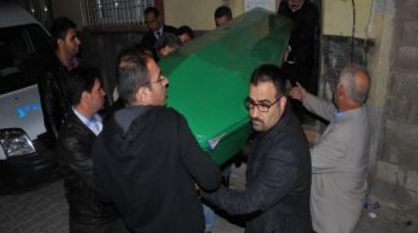 Evinde Bı&ccedil;akla &Ouml;ld&uuml;r&uuml;lm&uuml;ş Halde Bulundu