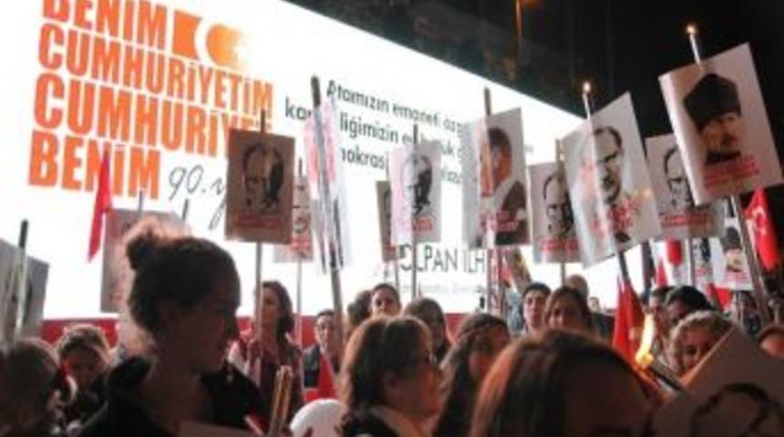 Bağdat Caddesi'nde Onbinler Cumhuriyet İ&ccedil;in Buluştu