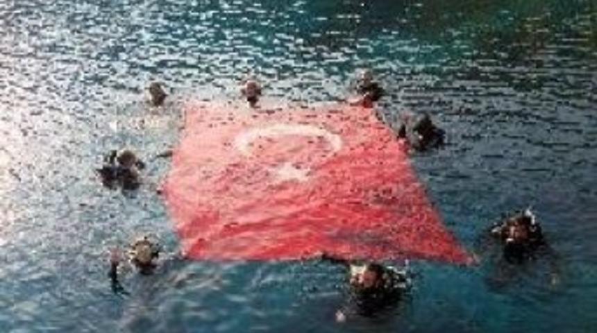 Denizin 30 Metre Dibinde Cumhuriyet Coşkusu