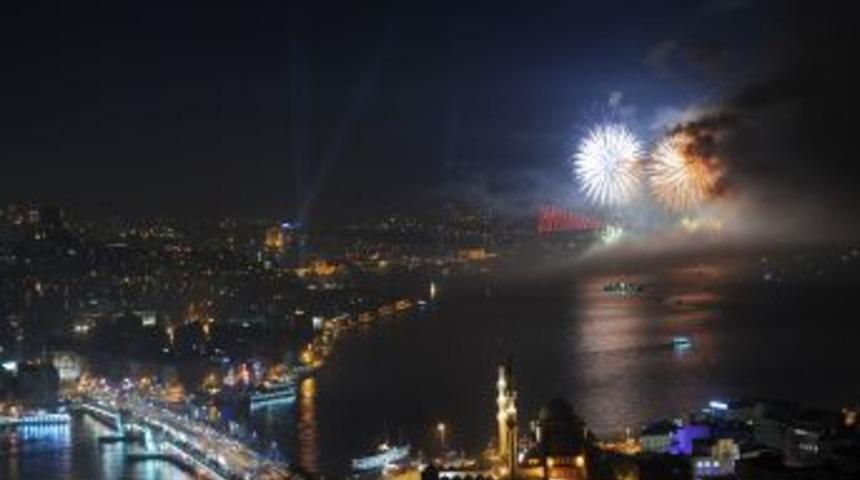 Boğaz'da Havai Fişek G&ouml;sterileri Nefes Kesti