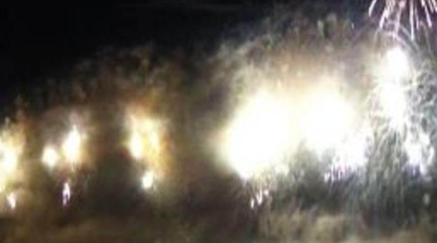 İbb&rsquo;nin Havai Fişek G&ouml;sterisi Nefes Kesti