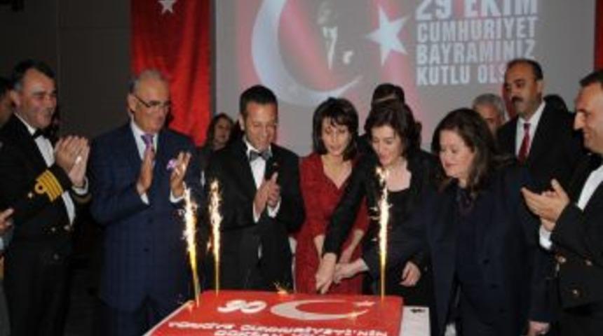 Cumhuriyet Pastasını Bu Kez Protokol Eşleri Kesti