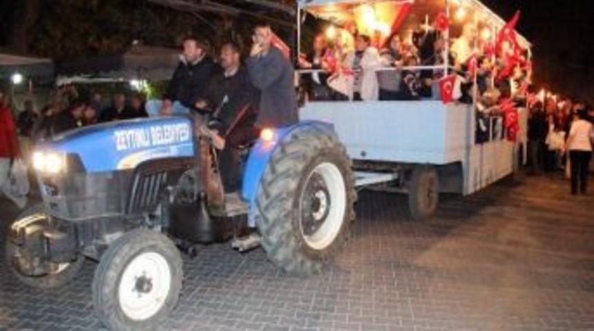 Trakt&ouml;r Kasasında Fener Alayı Coşkusu