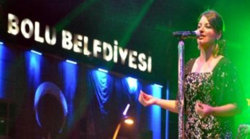&Uuml;nl&uuml; Şarkıcı Zara 20 Bin Kişiyi Coşturdu