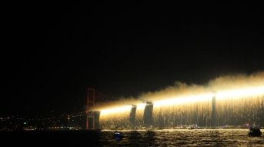 Boğazdaki havai fişek g&ouml;sterisi nefes kesti