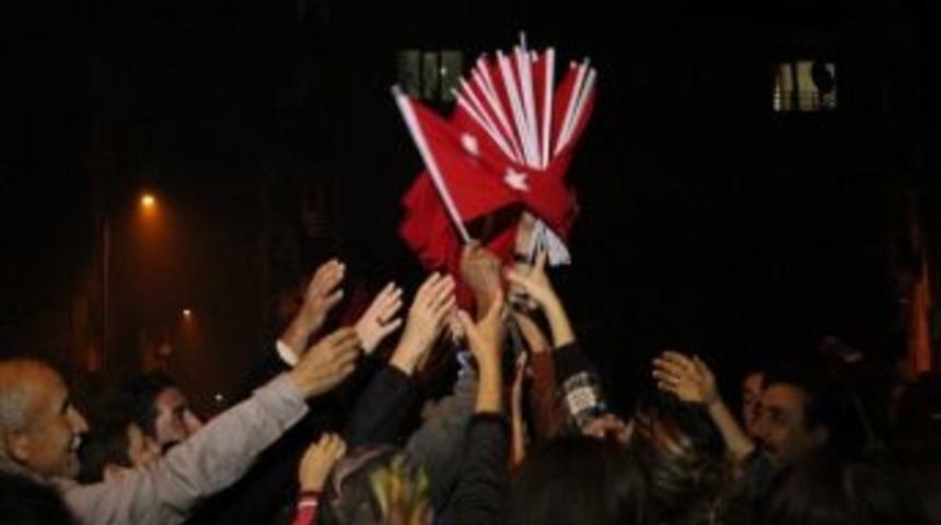 Cumhuriyet, Lapseki Belediyesinin Dağıttığı Bayraklarla Kutlandı