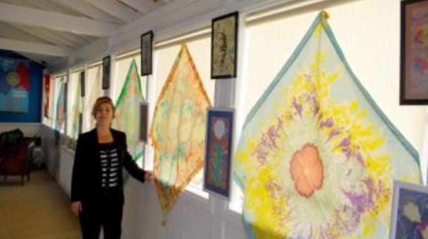 Emekli &Ouml;ğretmenden Ebru Sanatı Sergisi