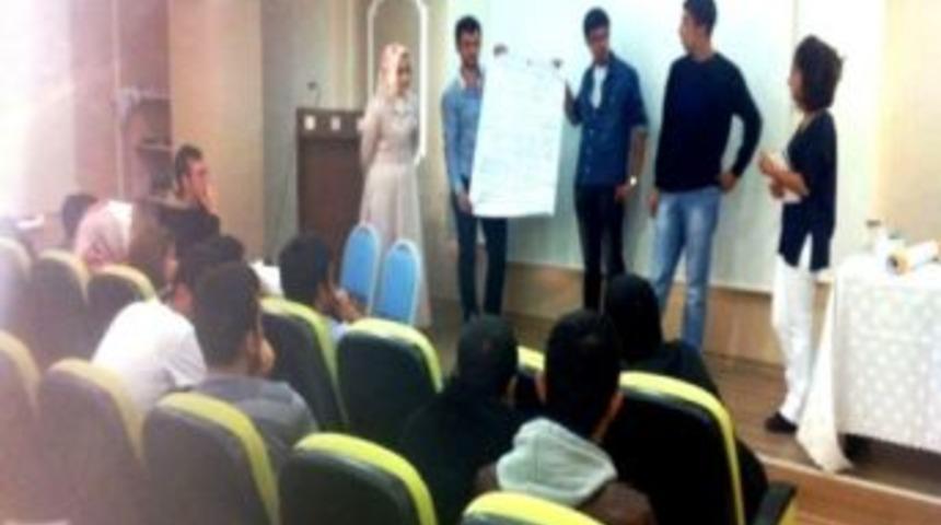 Gen&ccedil;lere Proje Eğitimi Verildi