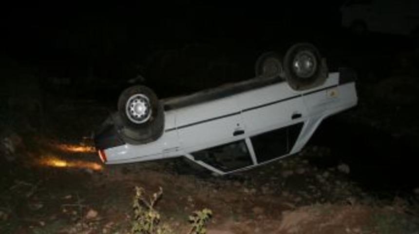 &Ccedil;alan Telefona Bakmak Isteyen S&uuml;r&uuml;c&uuml; Ara&ccedil;la K&ouml;pr&uuml;den Aşağı D&uuml;şt&uuml;