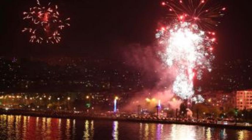 İzmir&rsquo;de Cumhuriyet Bayramı Kutlamaları Gece De Devam Etti
