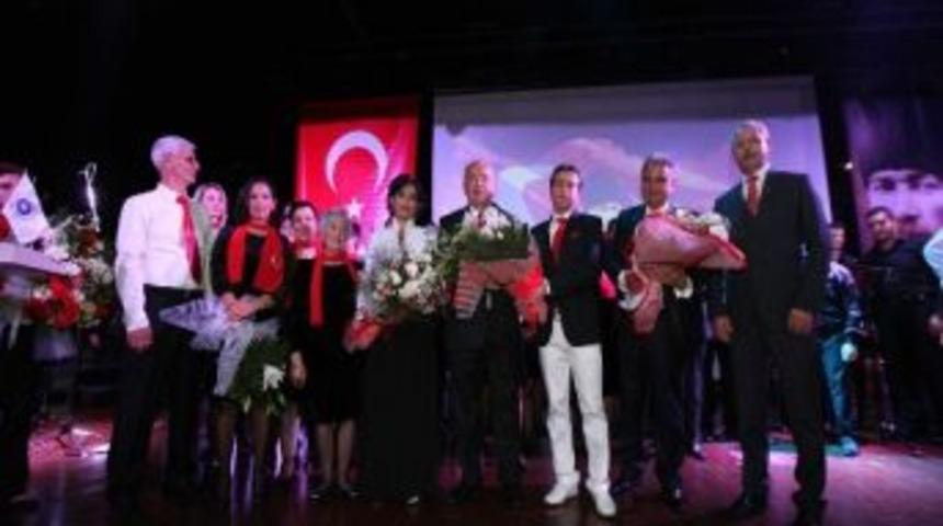 Yenimahalle&rsquo;de Cumhuriyet T&uuml;rk&uuml;lerle Kutlandı