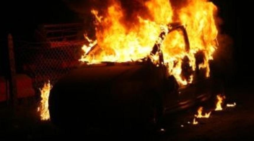 Park Halindeki Otomobil Cayır Cayır Yandı