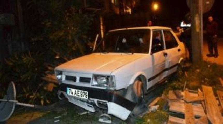 Otomobil Evin Bah&ccedil;esine Girdi