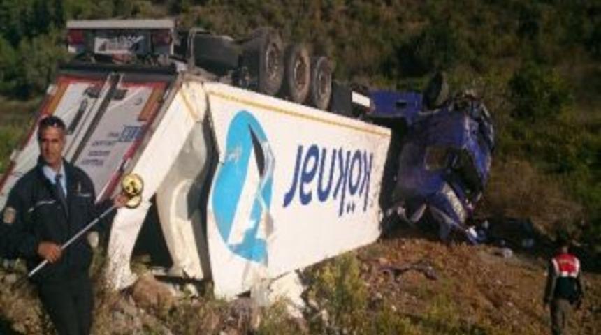 S&uuml;r&uuml;c&uuml; Uyuyunca Tır Takla Attı: 1 Yaralı