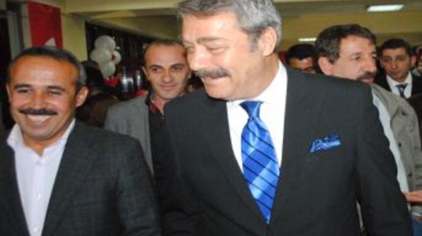 Hakkari'de Cumhuriyet Resepsiyonu'nda Kadir İnanır S&uuml;rprizi