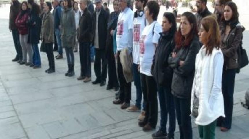 Tutuklu Gazeteciler I&ccedil;in Adalet Sarayı &Ouml;n&uuml;nde Durma Eylemi