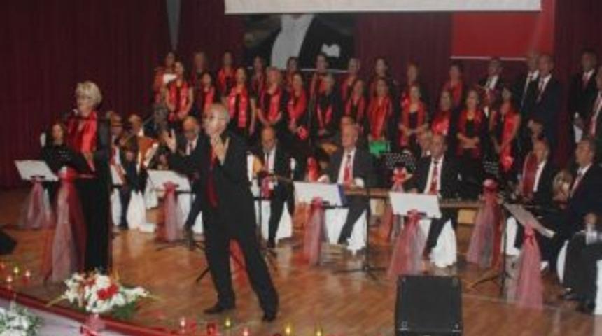 Urla'da 90. Yıl Kutlamaları Konser Ve Tiyatro İle Renklendi
