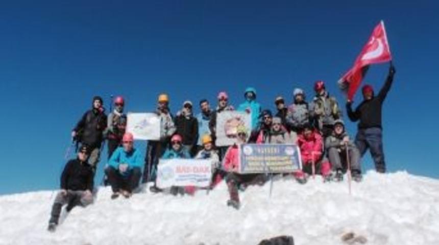 Erciyes'in Zirvesinde G&ouml;rkemli Kutlama