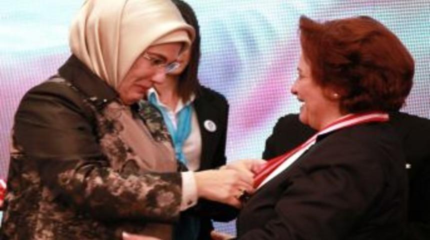 Ankara Valisi Y&uuml;ksel&rsquo;in Eşi Madalya Aldı