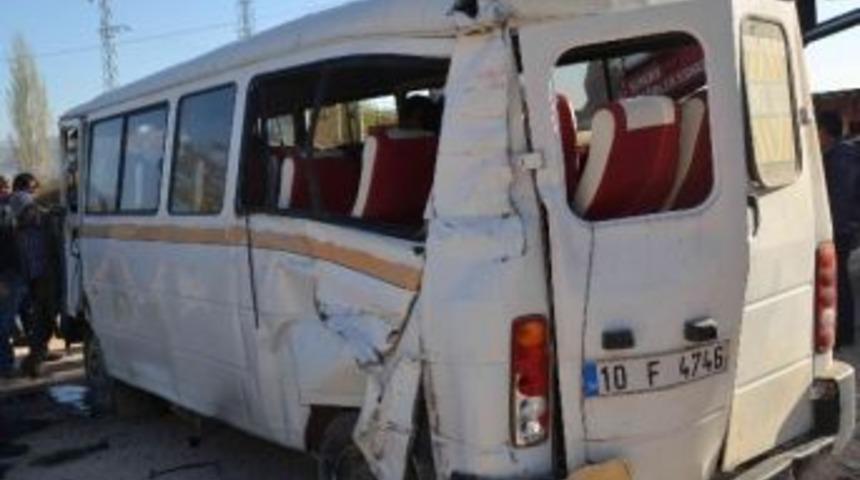 Tır'la Yolcu Minib&uuml;s&uuml; &Ccedil;arpıştı: 17 Yaralı