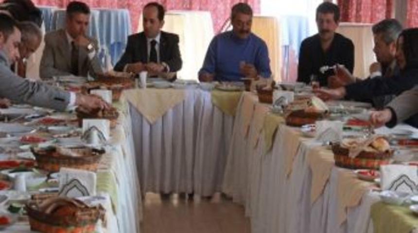 Hatso&rsquo;dan Kadir İnanır&rsquo;a Plaket