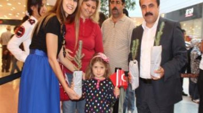 Cumhuriyet Fidanları Dağıtıldı