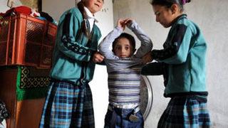 Küçük bedenleriyle hasta kardeşlerine "anne" oldular