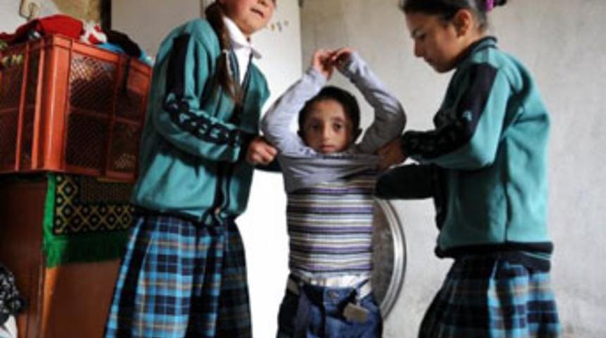 Küçük bedenleriyle hasta kardeşlerine &quot;anne&quot; oldular