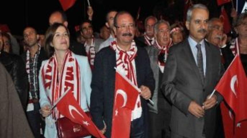 Kuşadası'nda Cumhuriyet Y&uuml;r&uuml;y&uuml;ş&uuml; İzdihamı