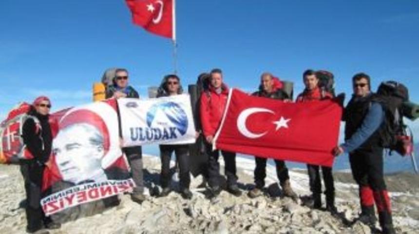 Uludağ'ın 2543 Metrelik Zirvesinde Cumhuriyet Coşkusu