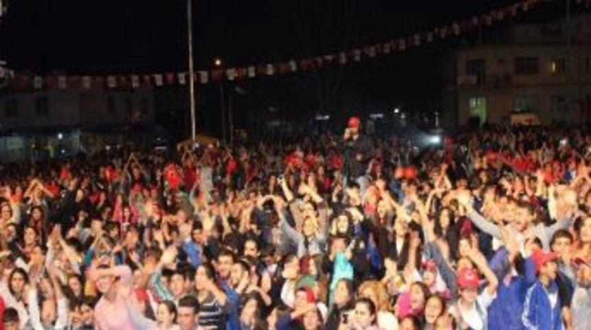 Sultanhisar&rsquo;da Cumhuriyet Coşkusu Ferhat G&ouml;&ccedil;er İle Renklendi