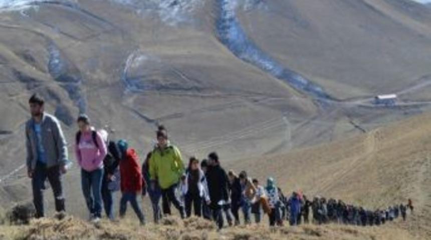 Üniversite Öğrencileri Palandöken’in Zirvesinde Dev Türk Bayrağı Açtı