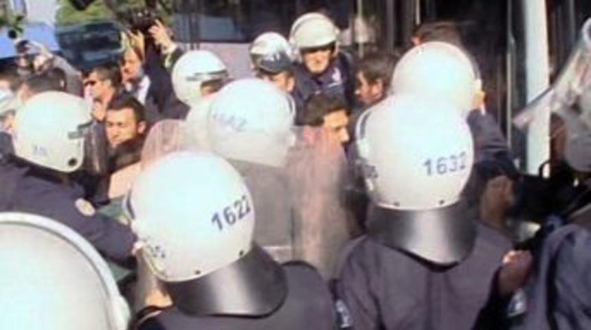 İzmir&rsquo;de Kongre &Ouml;ncesi Protesto: 35 G&ouml;zaltı