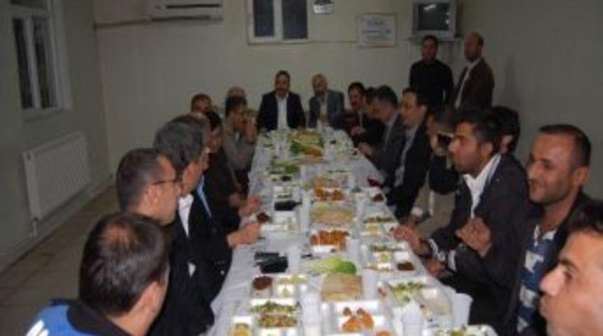 Minib&uuml;s&ccedil;&uuml;lerden Emniyet Teşkilatına &Ccedil;iğk&ouml;fte Ziyafeti