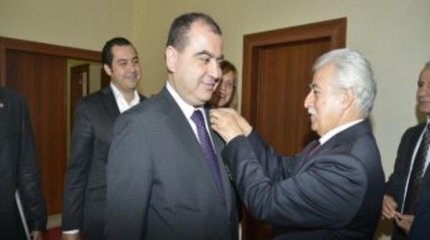 Aldırmaz Baro Y&ouml;netimine Rozet Taktı