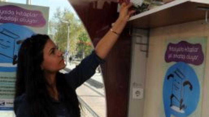 Otob&uuml;s Duraklarında Yolcuları Kitaplar Uğurlayacak