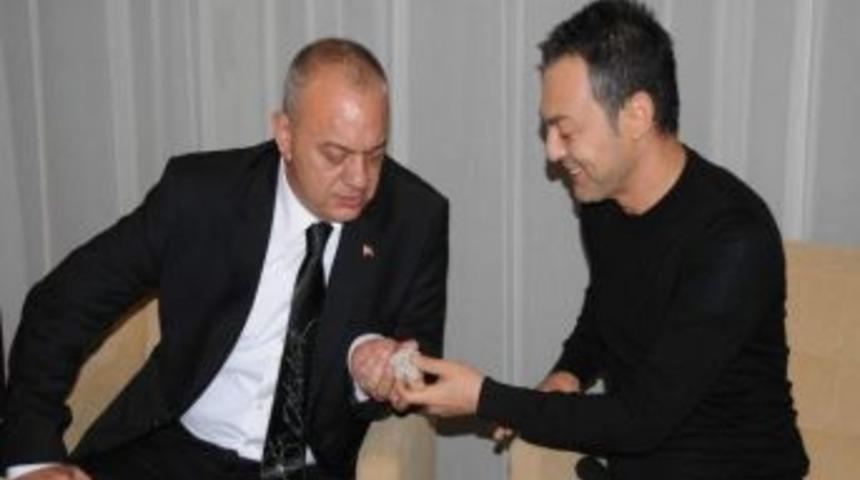 Serdar Orta&ccedil; Kendisine Atılan Taşı G&ouml;sterdi