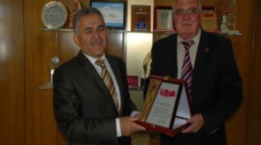 Germir Mahallesine Yapılan Hizmet Ve Yatırımlardan Dolayı Başkan Memduh B&uuml;y&uuml;kkılı&ccedil;&rsquo;a Teşekk&uuml;r Plaketi