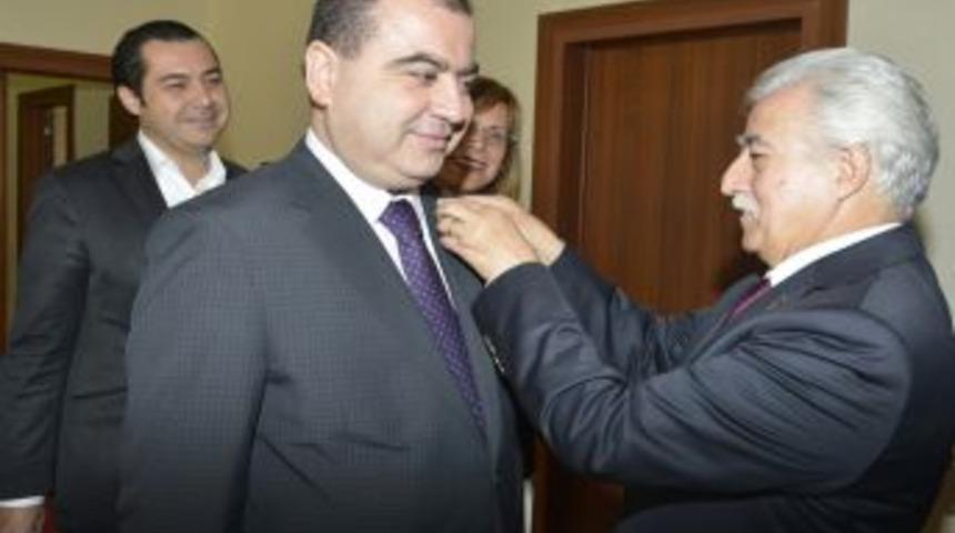 Aldırmaz, Baro Y&ouml;netimine Rozet Taktı